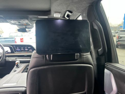 Used 2024 Cadillac Escalade Sport Platinum w/ LPO, ONYX Package image 35