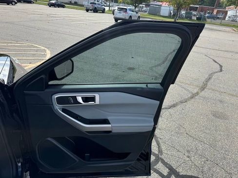 Used 2023 Ford Explorer XLT w/ XLT Sport Appearance Package image 13