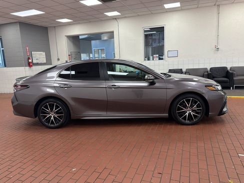 Used 2024 Toyota Camry SE image 8