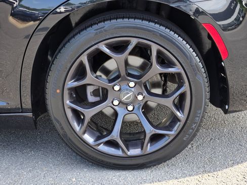 Used 2020 Chrysler 300 Touring w/ Sport Appearance Package RWD image 17