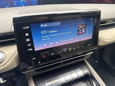 Used 2025 Lincoln Nautilus Premier image 12