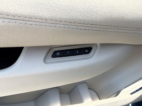 Used 2017 Cadillac Escalade Luxury AWD/4WD image 11