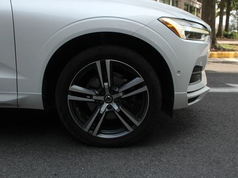 Used 2019 Volvo XC60 T5 Momentum w/ Multimedia Package AWD/4WD image 4