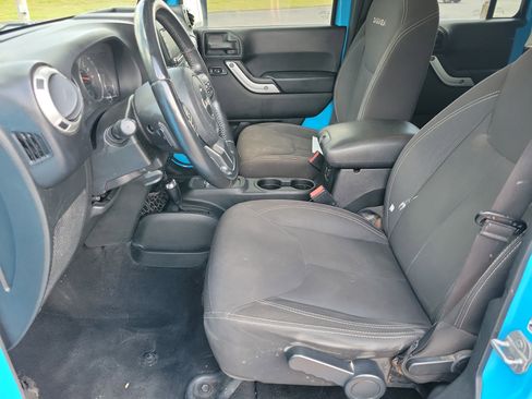 Used 2017 Jeep Wrangler Unlimited Sahara w/ Connectivity Group AWD/4WD image 4