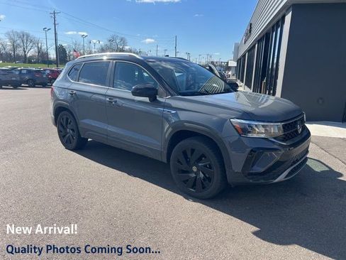 Used 2024 Volkswagen Taos SE w/ Panoramic Sunroof Package image 1