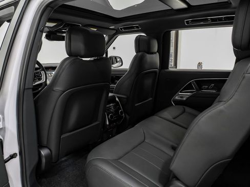 Used 2025 Land Rover Range Rover Long Wheelbase SE image 32
