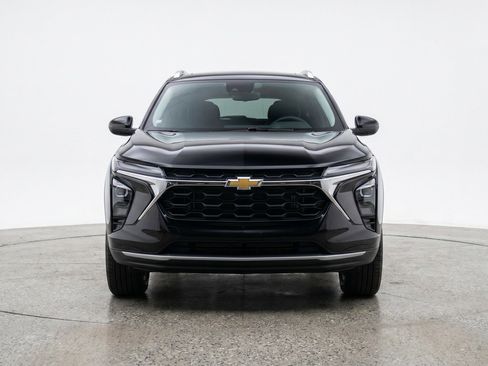 Used 2025 Chevrolet Trax LT FWD image 2
