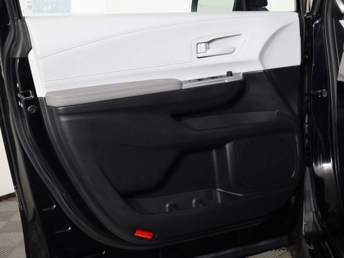 Used 2026 Toyota Sienna LE FWD image 13