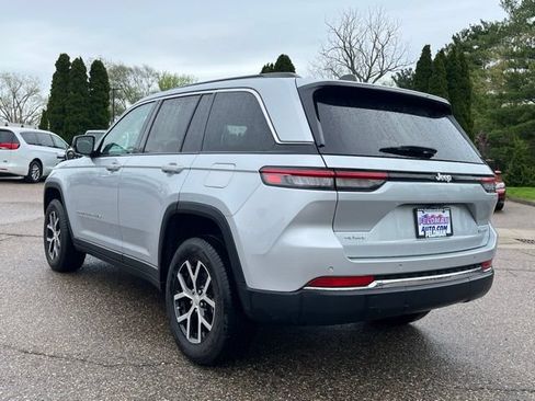 Used 2024 Jeep Grand Cherokee Limited AWD/4WD image 3