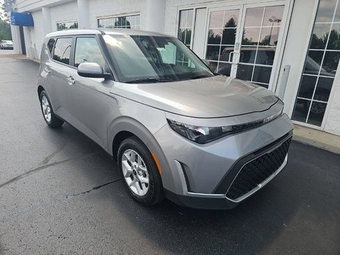 Used 2025 Kia Soul LX FWD image 2