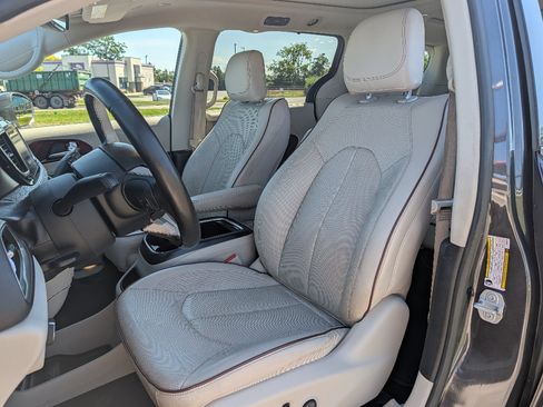 Used 2020 Chrysler Pacifica Limited FWD image 14