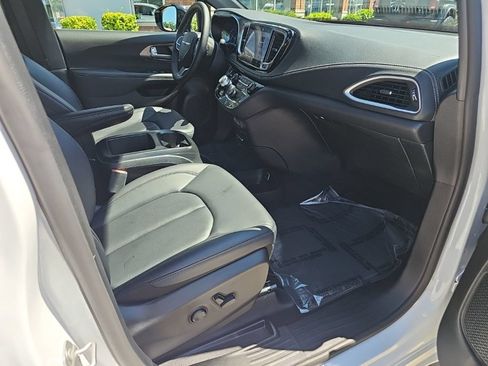 Used 2025 Chrysler Pacifica Select w/ Uconnect Theater Family Group AWD/4WD image 28