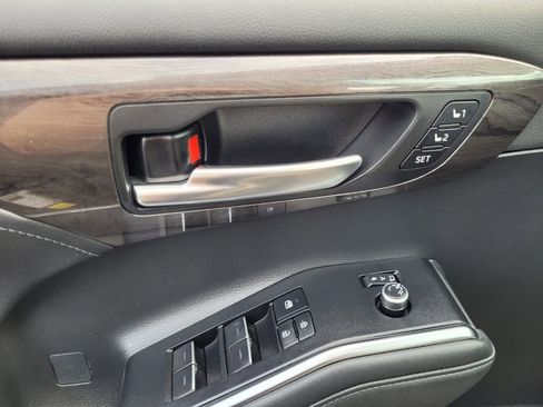 Used 2023 Toyota Highlander Limited image 28