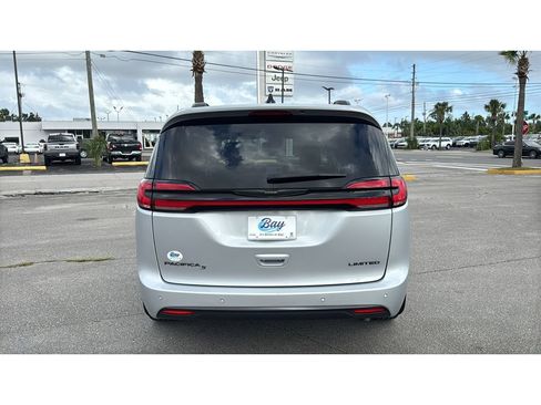 Used 2023 Chrysler Pacifica Limited w/ Uconnect Theater Family Group FWD image 5