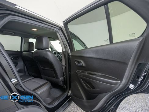 Used 2022 Chevrolet Trax LT w/ Midnight Edition AWD/4WD image 32