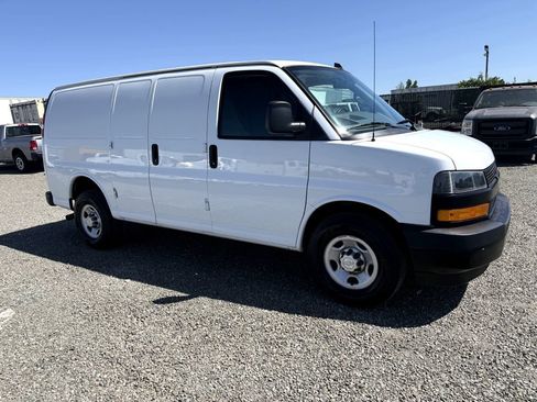 Used 2018 Chevrolet Express 2500 w/ Driver Convenience Package RWD image 4