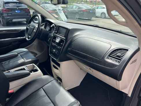 Used 2015 Chrysler Town & Country Touring-L FWD image 28