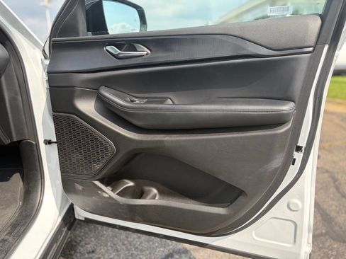 Used 2025 Jeep Grand Cherokee Altitude AWD/4WD image 16