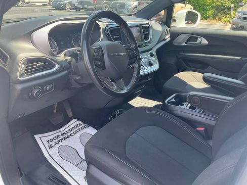 Used 2020 Chrysler Pacifica Touring w/ S Appearance Package FWD image 15