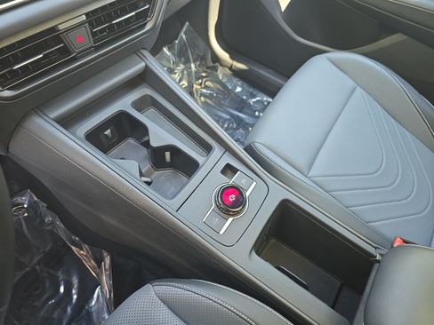 Certified 2025 Volkswagen Tiguan SE AWD/4WD image 26