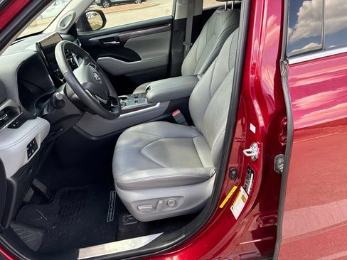Used 2024 Toyota Highlander Platinum FWD image 5