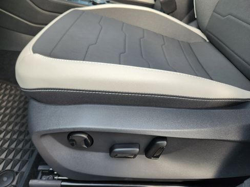 Certified 2025 Volkswagen Taos SE image 15