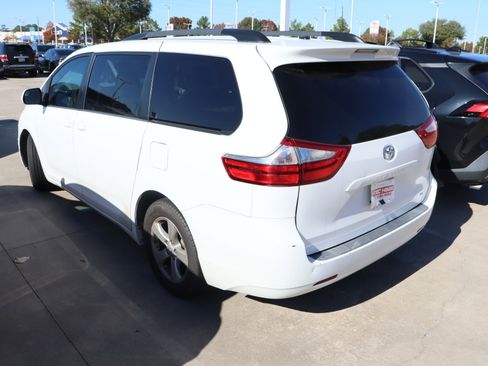 Used 2015 Toyota Sienna LE image 7