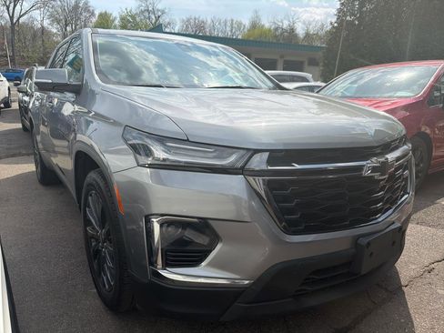 Used 2023 Chevrolet Traverse RS image 3