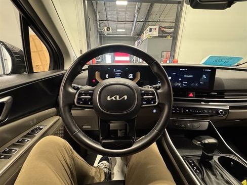 Used 2025 Kia Carnival FWD image 22