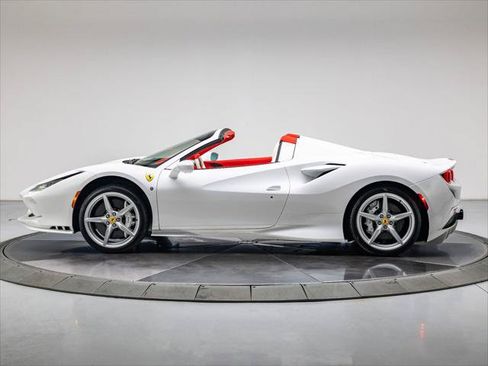 Used 2022 Ferrari F8 Tributo RWD image 2