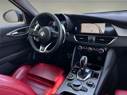 Used 2024 Alfa Romeo Giulia Veloce AWD/4WD image 9