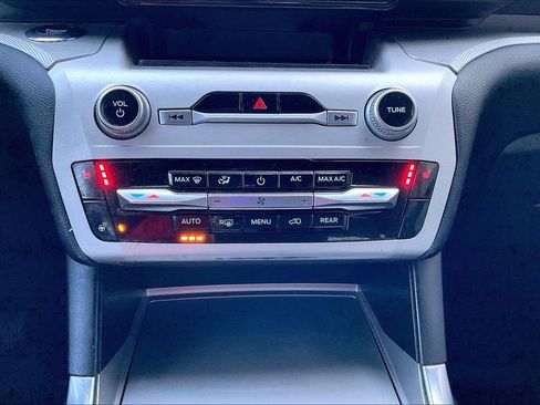 Used 2022 Ford Explorer XLT w/ Equipment Group 202A image 33