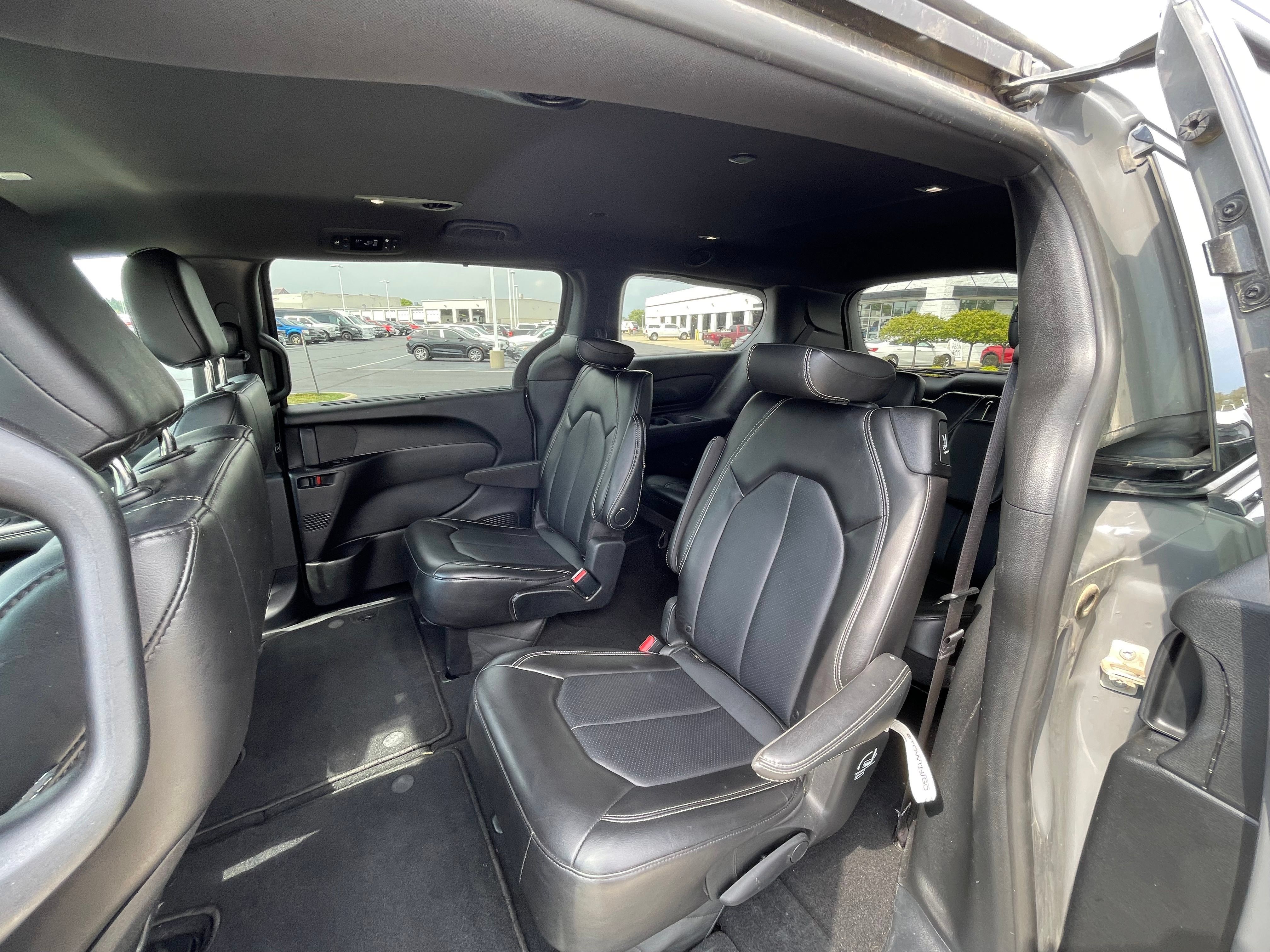 Used 2025 Chrysler Pacifica Select FWD image 16