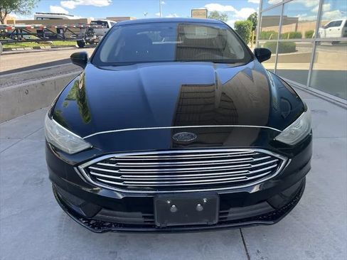 Used 2017 Ford Fusion SE w/ Fusion SE Technology Package FWD image 3