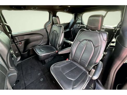 Used 2025 Chrysler Pacifica Limited FWD image 25