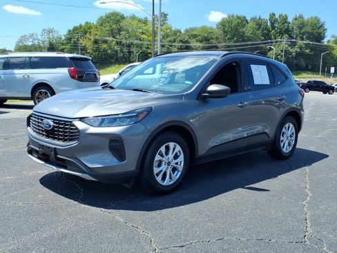 Certified 2025 Ford Escape Active w/ Cold Weather Package FWD image 4