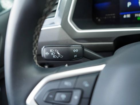 Used 2022 Volkswagen Tiguan SE w/ Panoramic Sunroof Package AWD/4WD image 34