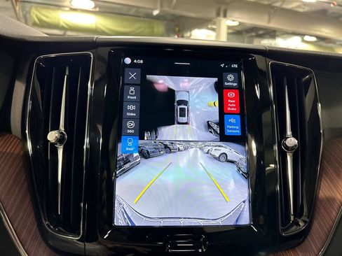 Certified 2024 Volvo XC60 B5 Plus w/ Protection Package Premier AWD/4WD image 17
