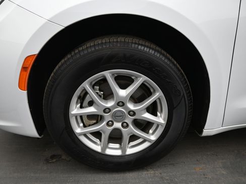 Used 2025 Chrysler Pacifica Select image 9