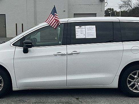 Used 2024 Chrysler Pacifica Touring-L image 7