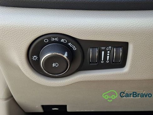 Used 2023 Chrysler Pacifica Touring-L FWD image 25
