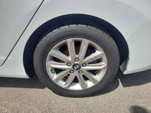 Used 2015 Hyundai Elantra SE w/ Option Group 02 FWD image 9