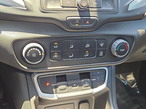 Used 2024 GMC Terrain SLE FWD image 29
