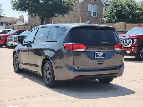 Used 2019 Chrysler Pacifica Touring Plus w/ S Appearance Package FWD image 3