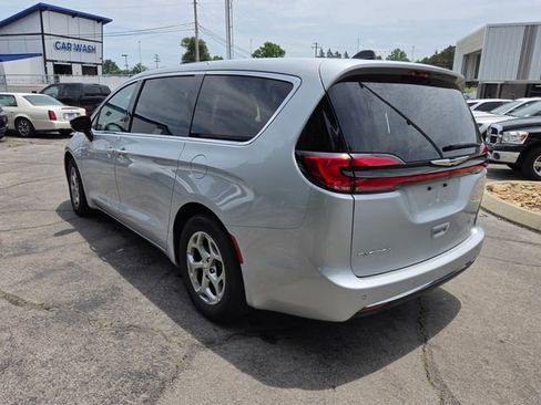 Used 2024 Chrysler Pacifica Limited FWD image 10