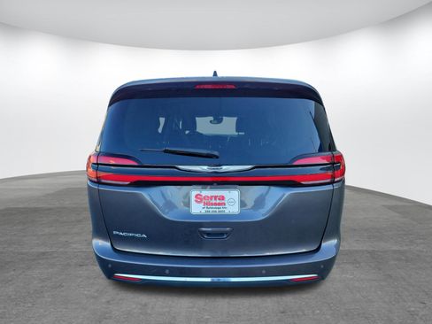 Used 2023 Chrysler Pacifica Touring-L FWD image 6