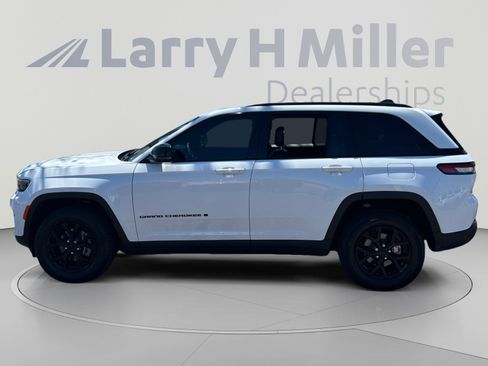 Used 2025 Jeep Grand Cherokee Altitude AWD/4WD image 2