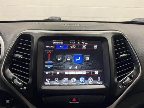 Used 2018 Jeep Cherokee Latitude Plus w/ Cold Weather Group AWD/4WD image 24