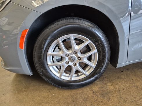 Used 2025 Chrysler Pacifica Select FWD image 7