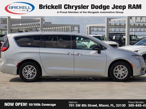 Used 2024 Chrysler Pacifica Touring-L image 4